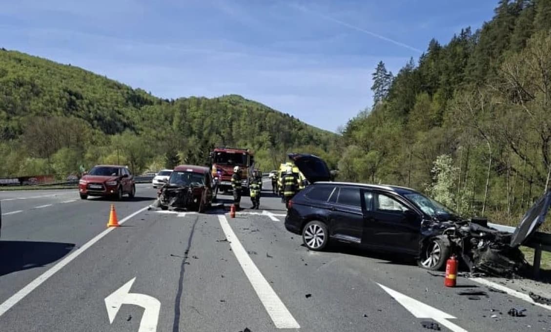Motor vytrhlo z auta! Dramatická nehoda, päť účastníkov, rýchly zásah záchranárov