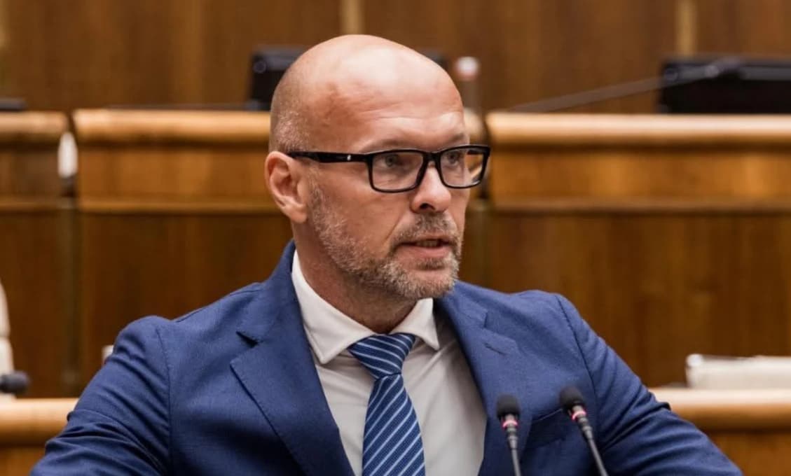 Progresívci robia divadlo, šíria hystériu a vedome klamú Slovákov! Daniel Karas polopate o zrušení volieb poštou (VIDEO)