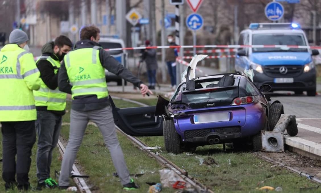 V Lipsku vrazilo do davu auto, hlásia dve obete