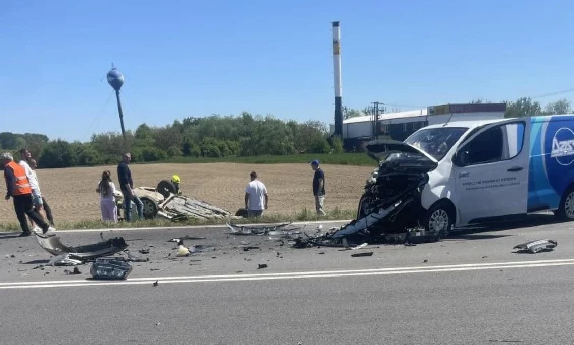 BRUTÁLNA ZRÁŽKA Auto je na streche, druhé s odtrhnutým motor. Hlásia tragické následky (FOTO)