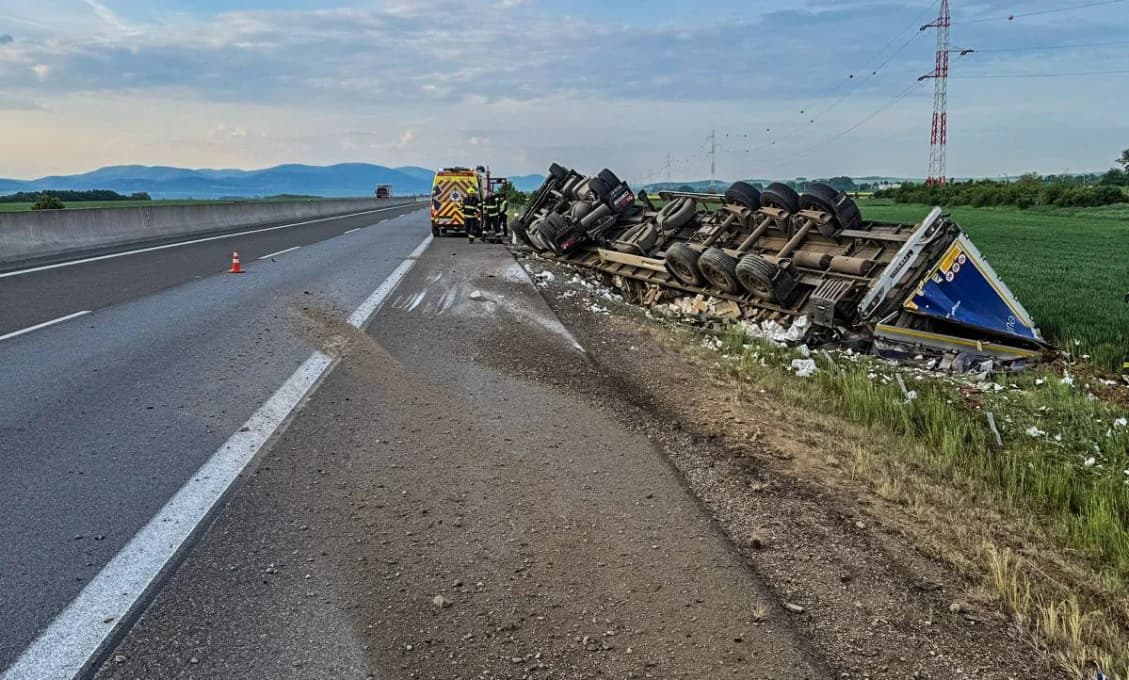 VODIČI POZOR! Na R4 pri Košiciach sa prevrátil kamión, úsek dočasne uzavreli (FOTO)