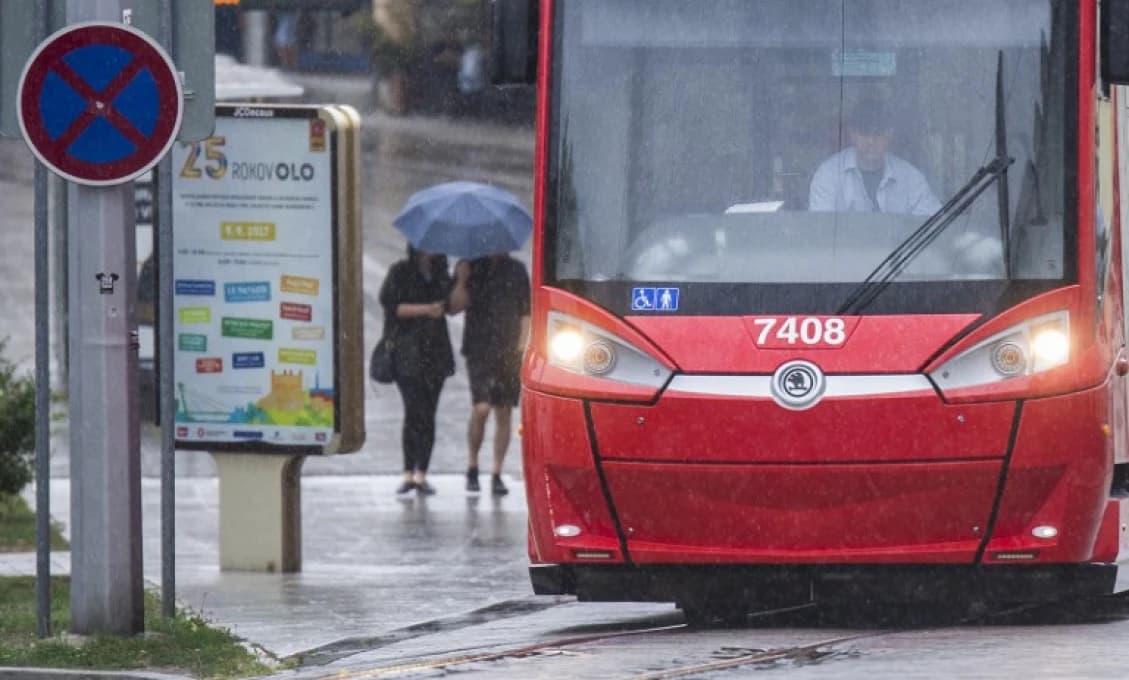 VIDEO! Stačila sekunda nepozornosti: Zrážka chodca s električkou skončila ťažkými zraneniami