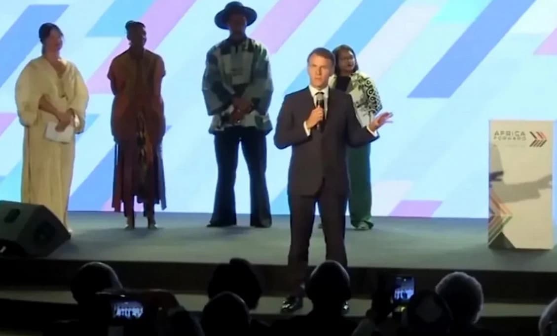 Macron sa na africkom summite rozčúlil! Internet vybuchol, zábery z jeho reakcie sa stali virálnymi (VIDEO)