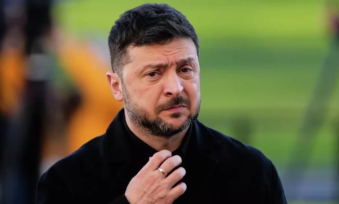 Žiadny červený koberec! Rumunskí lídri neprišli privítať Zelenského na letisku v Bukurešti (VIDEO)