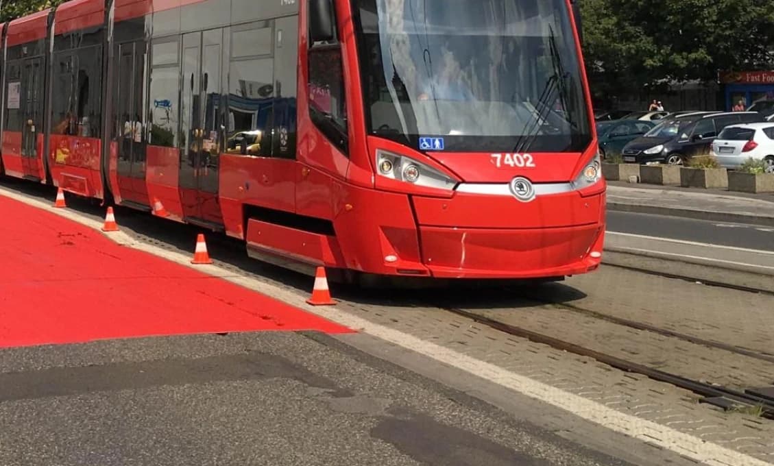 Svedkovia v šoku: Revízor volal políciu na staršiu cestujúcu