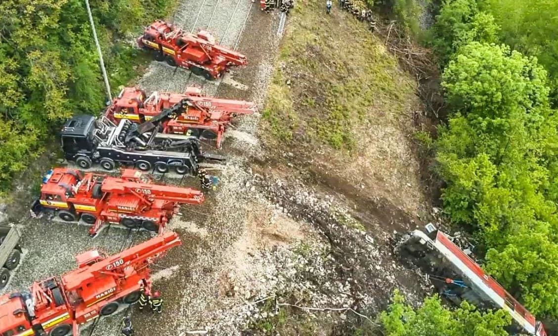 Pracovali celé noci! Havarovaný rušeň pri Jablonove nad Turňou sa podarilo vytiahnuť (VIDEO)