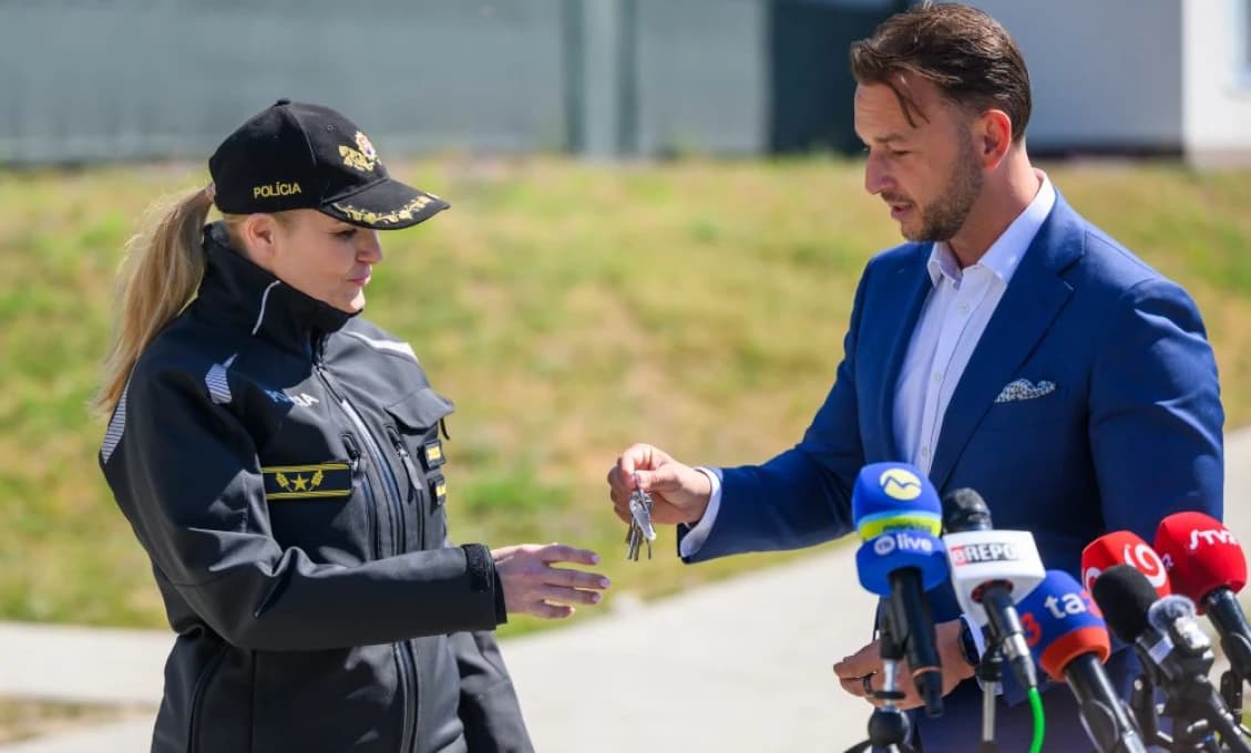 Matúš Šutaj Eštok odovzdal v Ivanke pri Dunaji nájomné byty pre policajtov a hasičov (VIDEO)