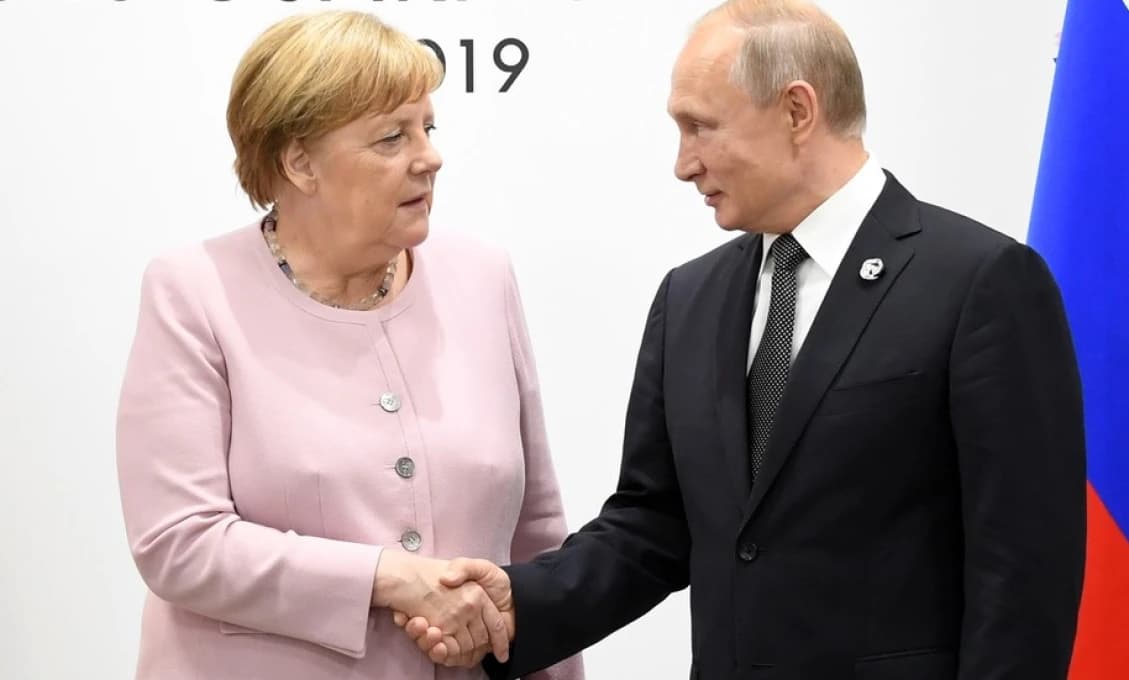 Merkelová kritizuje EÚ za to, že nerokuje s Ruskom