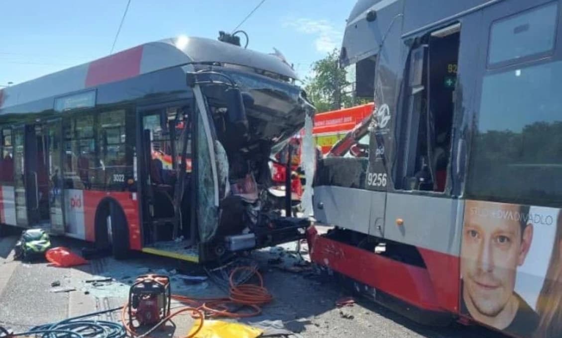 MIMORIADNE! V Prahe sa zrazil autobus s električkou, aktivovali traumaplán