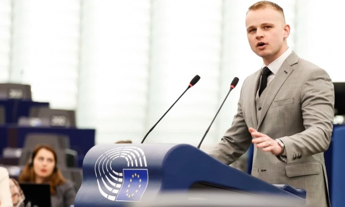 PS chce viac teroristov v uliciach, varuje europoslanec Mazurek