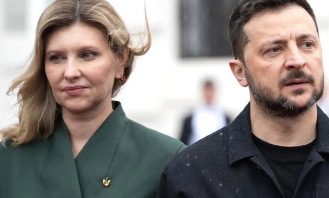 „Prvá dáma korupcie, lží a pokrytectva.“ Dav Ukrajincov zaútočil na Olenu Zelenskú