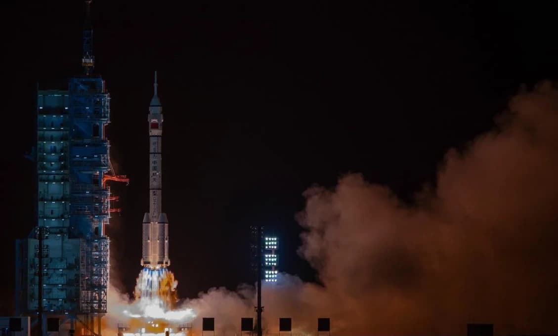 Čína vypustila kozmickú loď Šen-čou 23, jeden astronaut zostane vo vesmíre rok