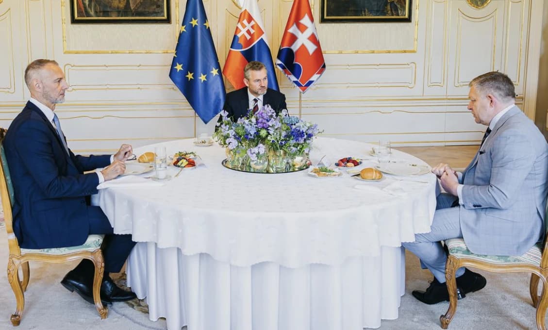 Premiér zvoláva mimoriadne stretnutie troch najvyšších činiteľov