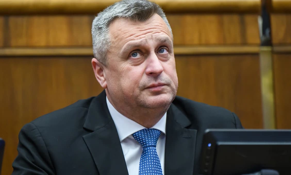 SNS trvá na Tarabovom konci. Návrh podpísali poslanci aj Kuffovci, ale jeden podpis chýbal