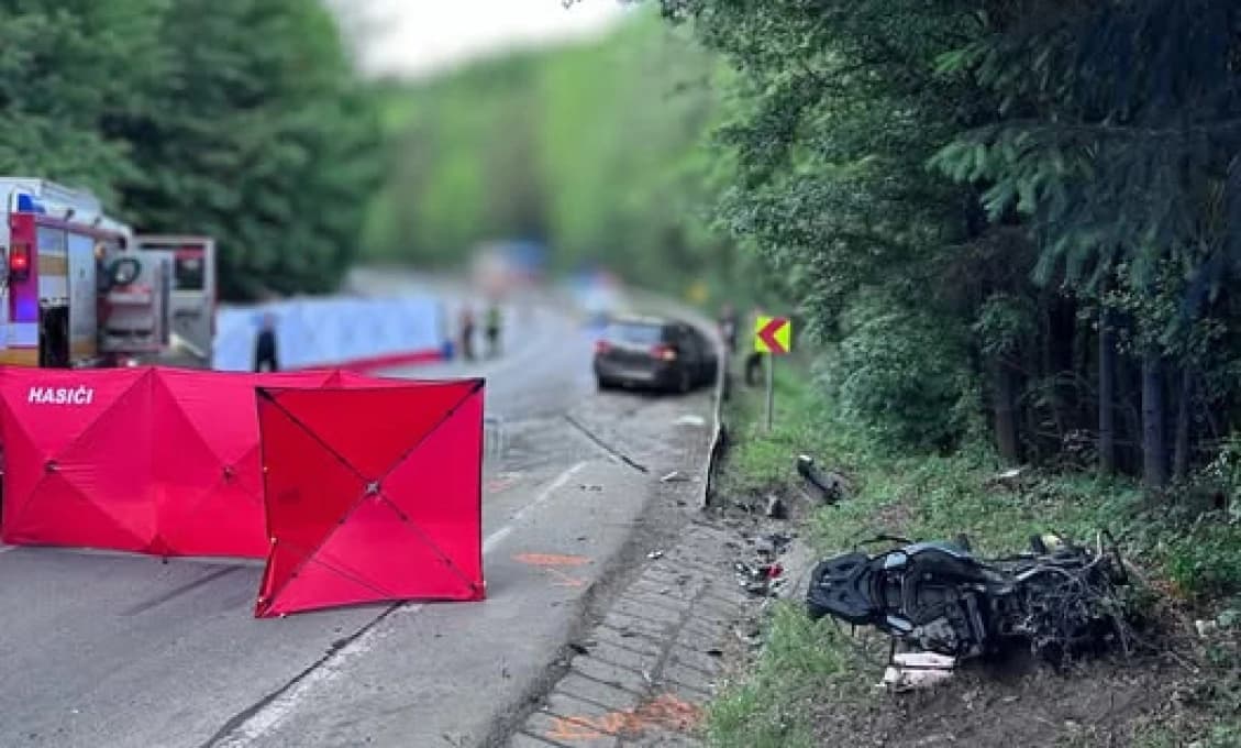 OBROVSKÁ TRAGÉDIA! Zrážku s autom medzi Prievidzou a Handlovou neprežil motorkár ani jeho spolujazdec