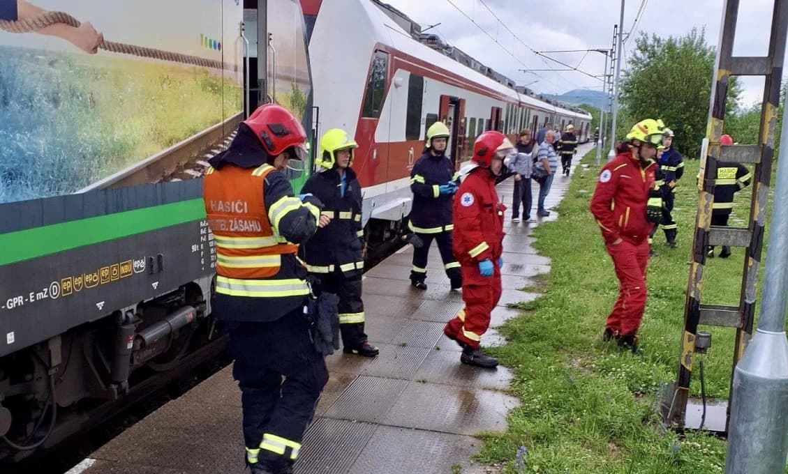 AKTUALIZOVANÉ: V železničnej stanici Krpeľany sa zrazili dva vlaky, zasahujú hasiči
