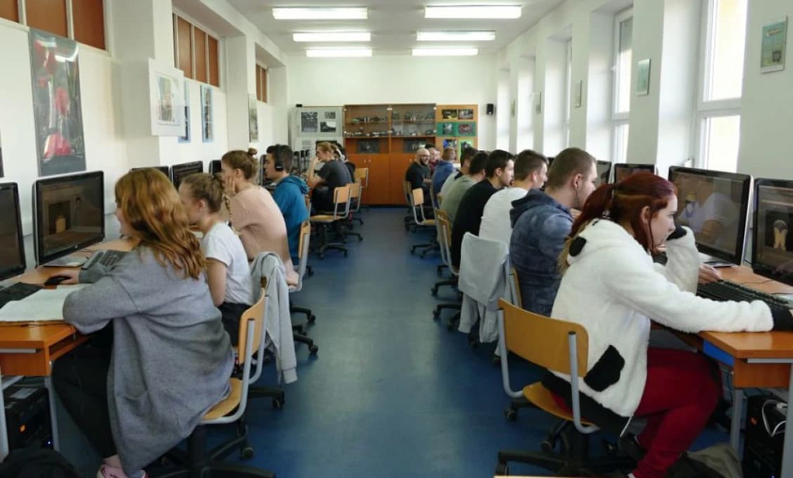 Finančná správa pripomína študentom daňové pravidlá počas letných brigád