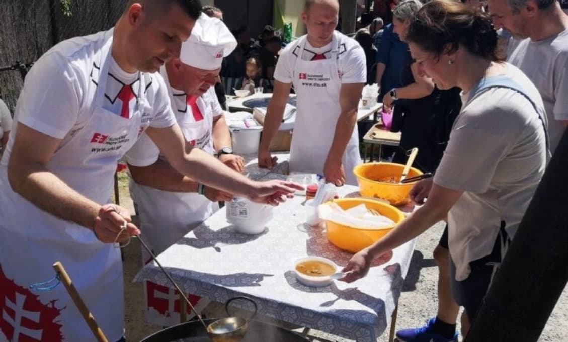 Stačil jeden telefonát! SHO upozornilo na zničenú slovenskú vlajku, náprava prišla za 24 hodín