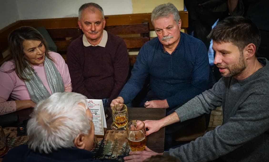 Po krčmách mu to ide! Pri pive sa dá vyriešiť všetko. Ale čo realita? (VIDEO)
