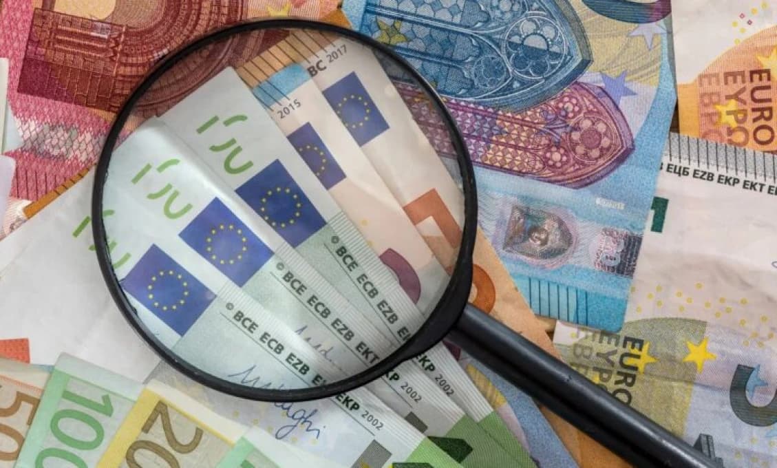Firmy plošne zvyšujú mzdy, podľa prieskumu to však reálne pocítila len polovica zamestnancov