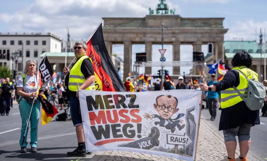 Merz musí odísť! Tisíce ľudí protestujú proti federálnej vláde v Berlíne