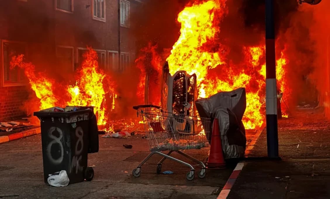 V BELFASTE TO VRIE! Ohne po útoku vraždiaceho černocha zasiahli Starmera aj celú Britániu (VIDEO)