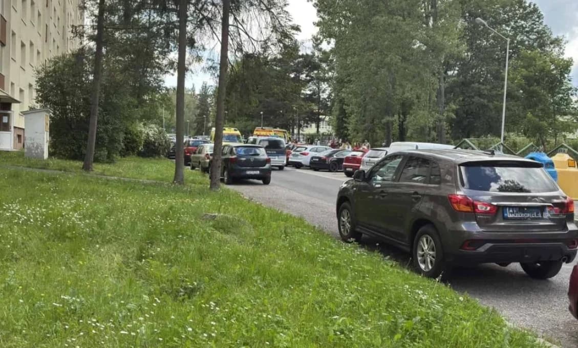 Nečakaná rana na chodníku: Auto vrazilo do rodiny s kočíkom
