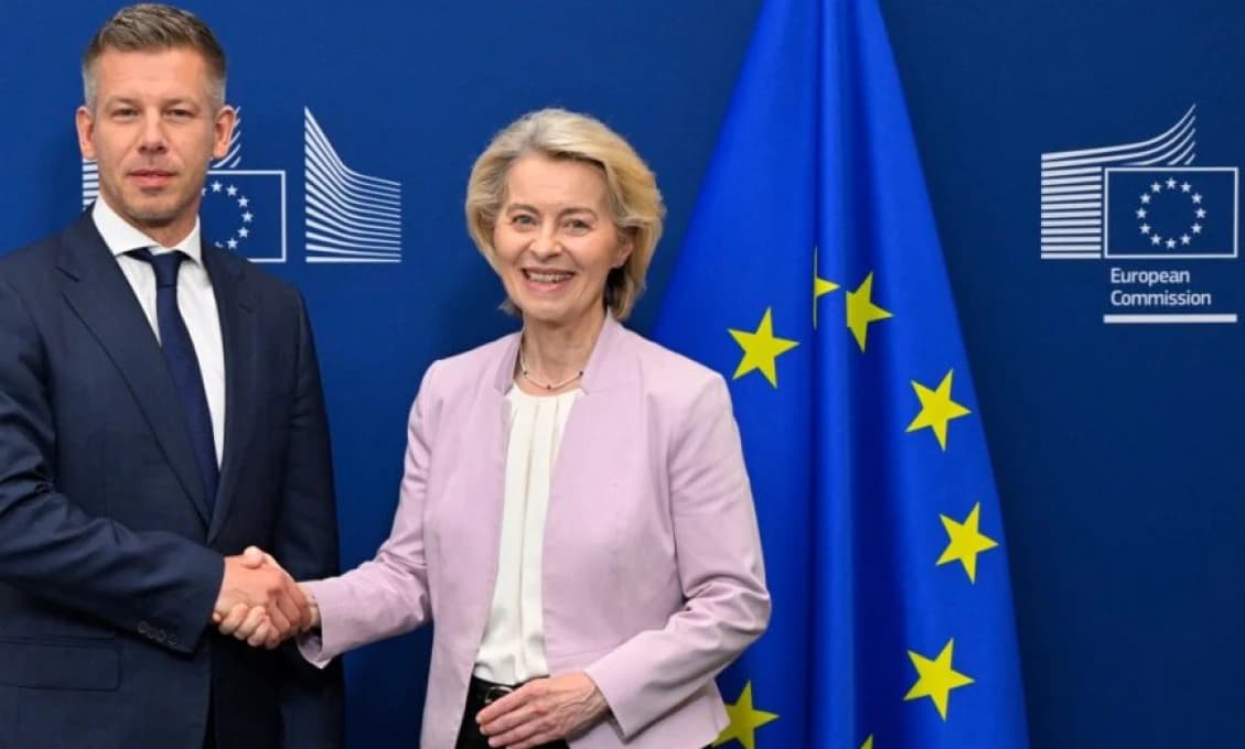 „Konzervatívny“ premiér Magyar otvoril dvere adopciám detí homosexuálnymi pármi
