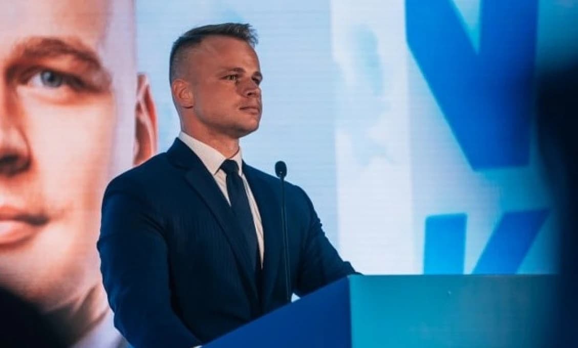 Mazurek v emotívnom prejave: Musíme zachrániť Európu a poraziť zradcov!