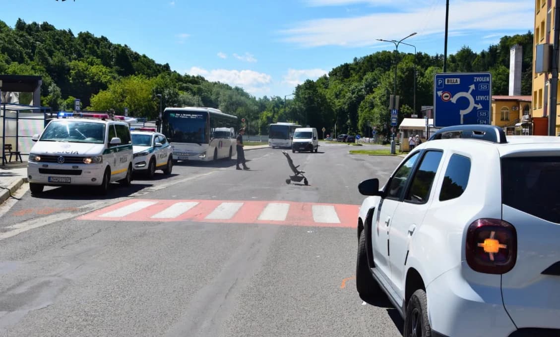 Hrôza na priechode: Auto zrazilo mamu s kočíkom, dieťa skončilo v nemocnici