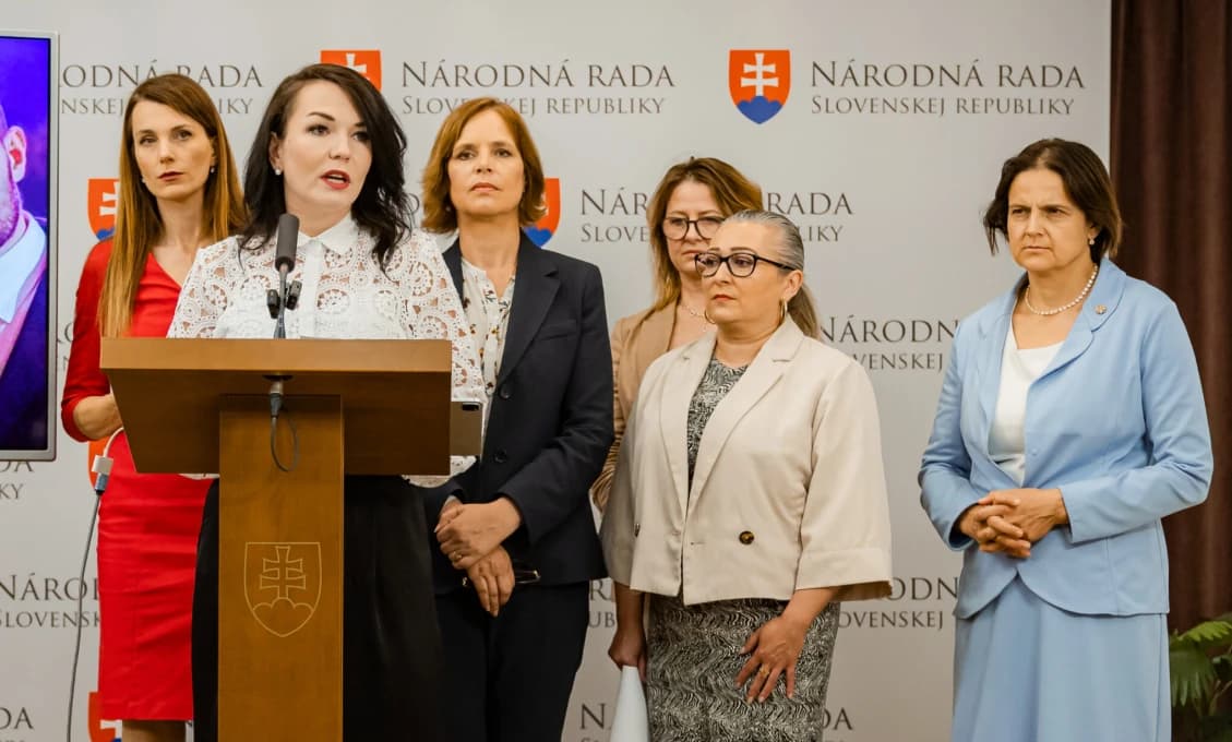 KOLÍKOVÁ, REMIŠOVÁ I JURÍK SA OPÄŤ SEKLI! Erik Kaliňák totálne rozbil ich tlačovku. Len Veronika si stále hudie svoje (VIDEO)