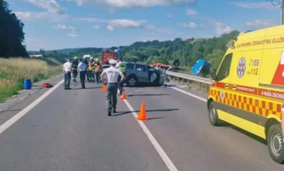 TRAGICKÁ NEHODA kamiónu a osobného auta! Vodič nemal šancu, auto je na šrot (FOTO)