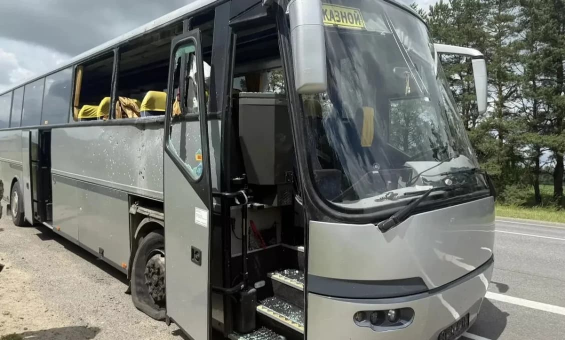 RUSI V ŠOKU! Ukrajinský dron zaútočil v Brianskej oblasti na autobus s deťmi. Hlásia obete (VIDEO)
