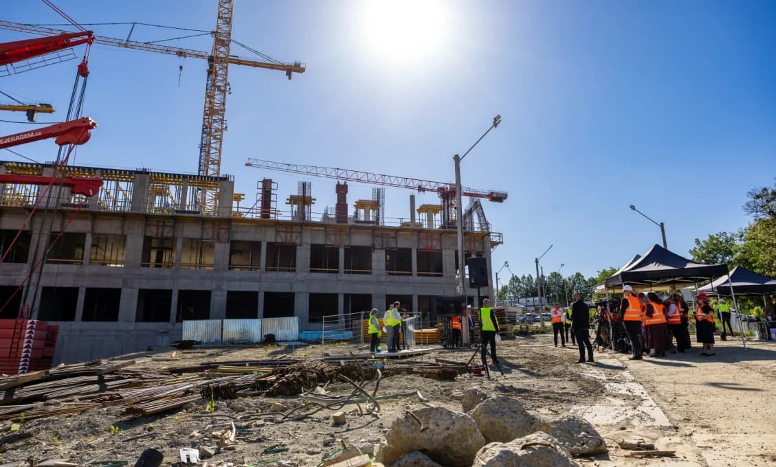 Štát zasiahol pri prešovskej nemocnici: Maďarské konzorcium sa bráni, Kaliňák dal poškodené stĺpy odstrániť