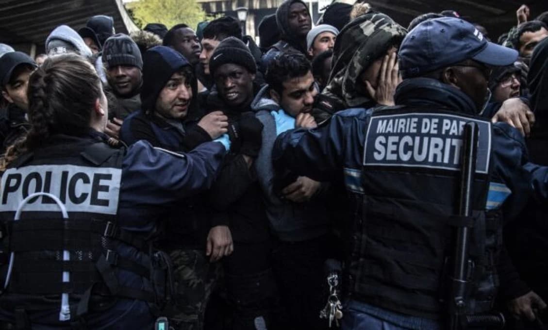 V Taliansku sa opitý migrant pokúsil uškrtiť deti v parku