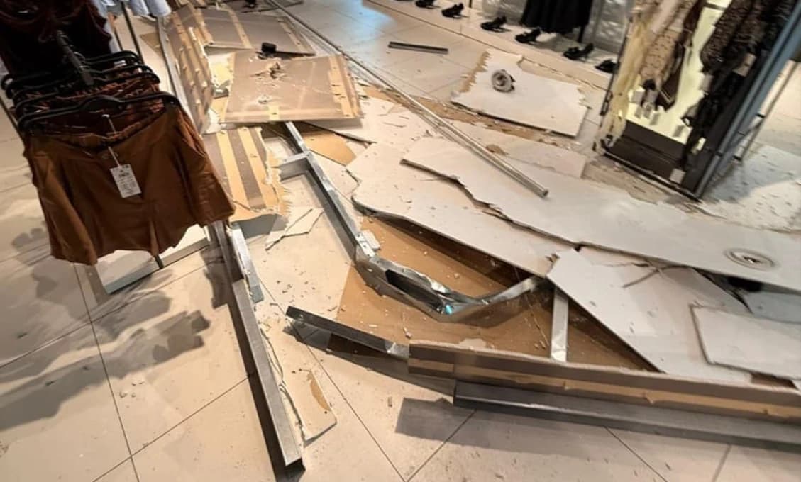 Obrovská rana a panika medzi ľuďmi: V nákupnom centre spadol strop