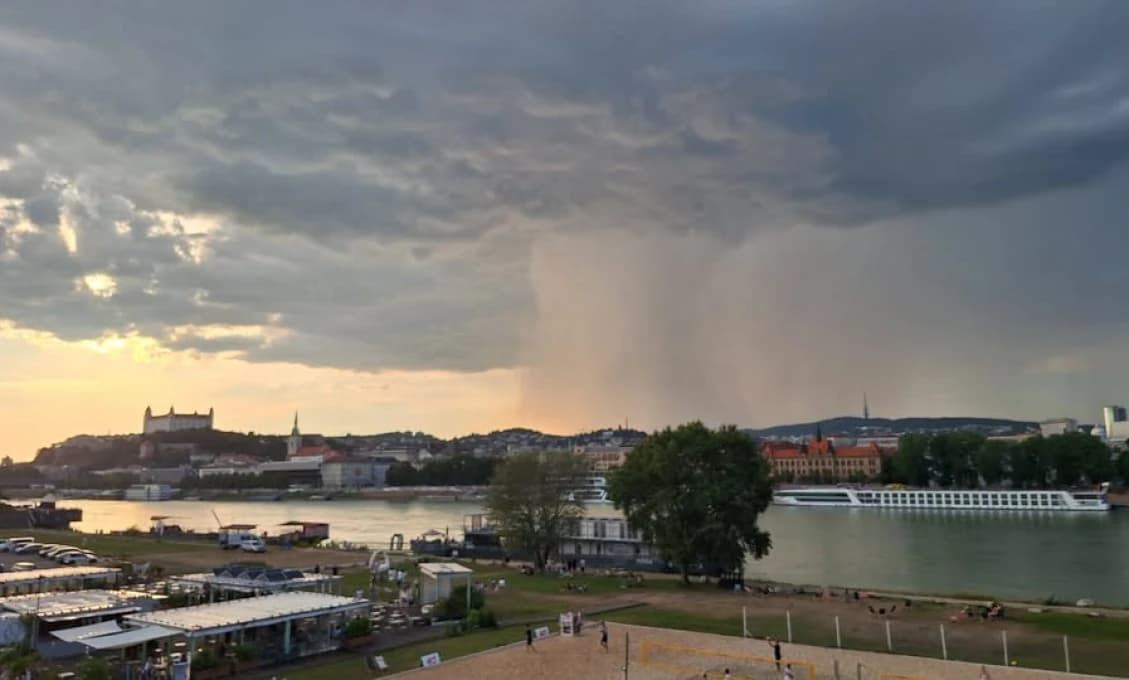 AKTUALIZOVANÉ SHMÚ VARUJE! Po ničivom downburste v Bratislave prichádzajú horúčavy a búrky (VIDEO)