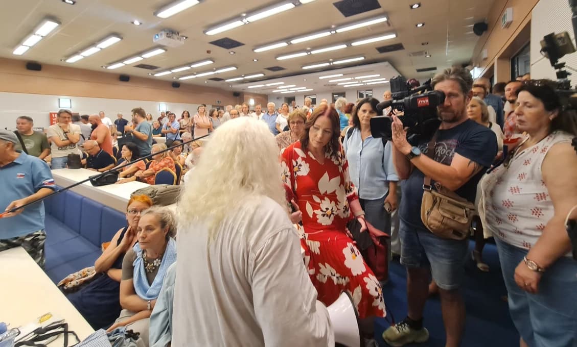 FIASKO NA DISKUSII O VETERNÝCH PARKOCH! Nečakaný občiansky odpor a predčasné ukončenie podujatia (VIDEO)