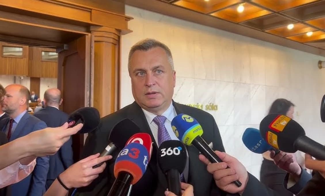 Šišoláková z Kovačičovej 360-ky urobila z tlačovky SNS cirkus! Je TOTO vôbec toto možné? (VIDEO)