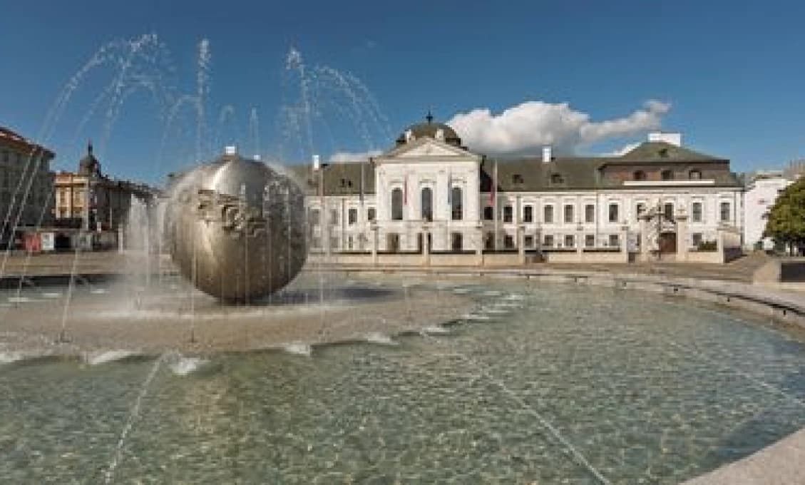Pred Prezidentským palácom sa pre horúčavy dva dni neuskutoční čestné stráženie