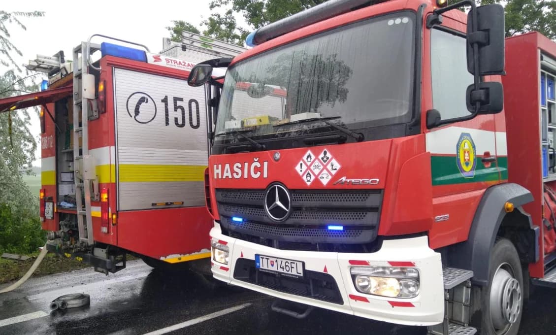OBROVSKÝ POŽIAR zachvátil významné budovy v centre mesta! Zasahujú hasiči (FOTO)