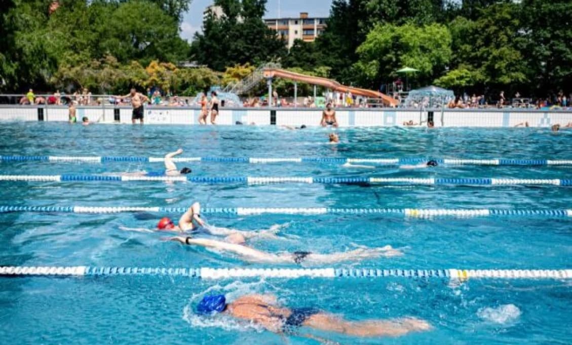 Neuveríte: migranti sa v Nemecku na kúpalisku už neokúpu