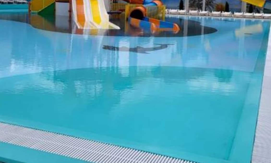 HOROR NA KÚPALISKU! Neprispôsobiví močia do bazénu, bitky a agresivita vyháňajú slušných ľudí