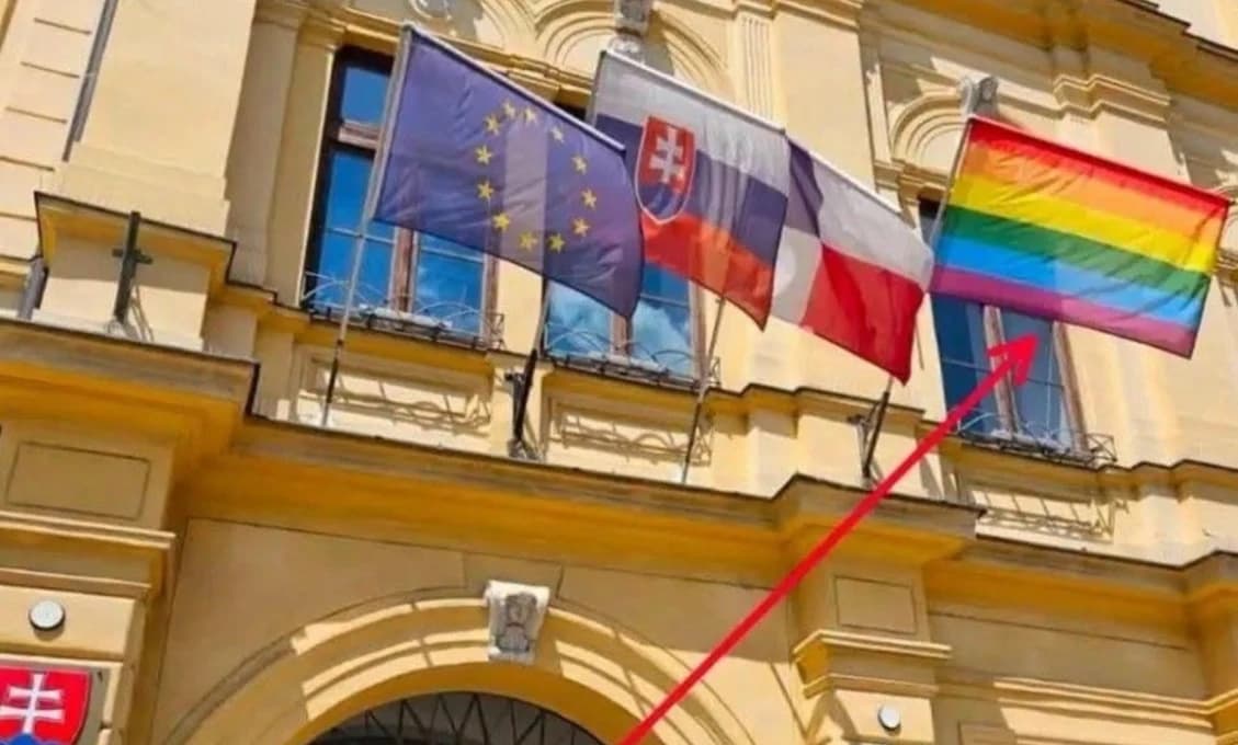 DÚHOVÁ VLAJKA na budove župy pobúrila stovky ľudí. Vedenie BBSK sa nevzdáva
