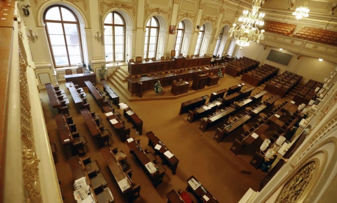 Absurdná diskusia českých poslancov: Koľko promile potrebujú, aby sa vôbec zniesli?