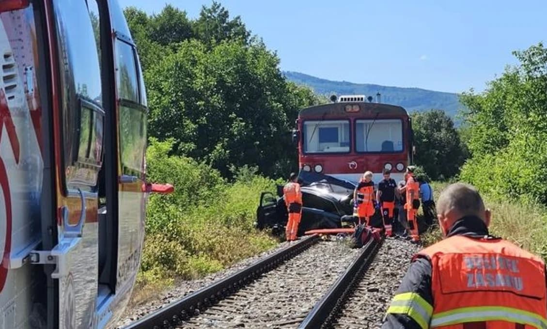BRUTÁLNA ZRÁŽKA na železnici! Vlak tlačil auto 200 metrov, 43-ročná vodička nemala šancu prežiť (VIDEO)