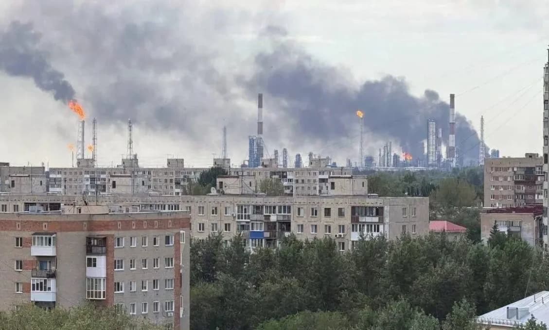 Najväčšia ruská ropná rafinéria v plameňoch! Rekordný útok ukrajinského dronu s dosahom 2 500 km od hraníc (VIDEO)