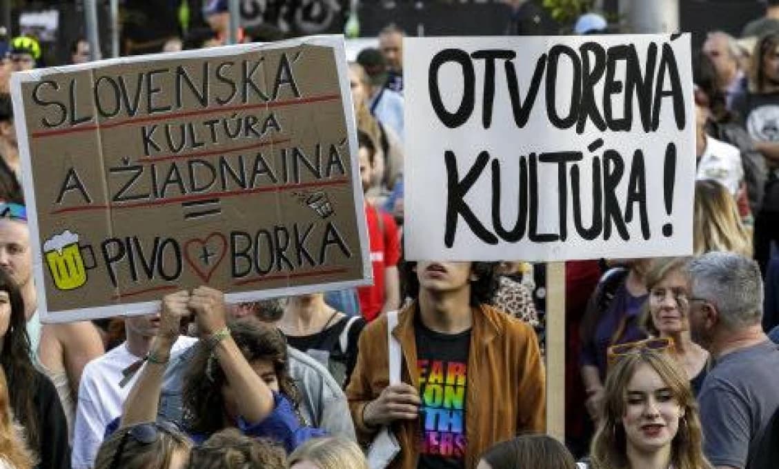 Od Buriana po Rózsu: Elita z ovčína miluje nálepku kolaborant!