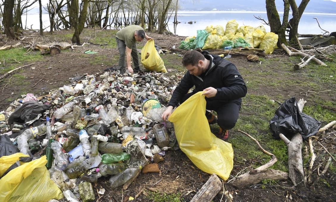 KAŽDÝ ROK TEN ISTÝ OBRAZ: Zo Zemplínskej Šíravy odvážajú desiatky ton odpadu
