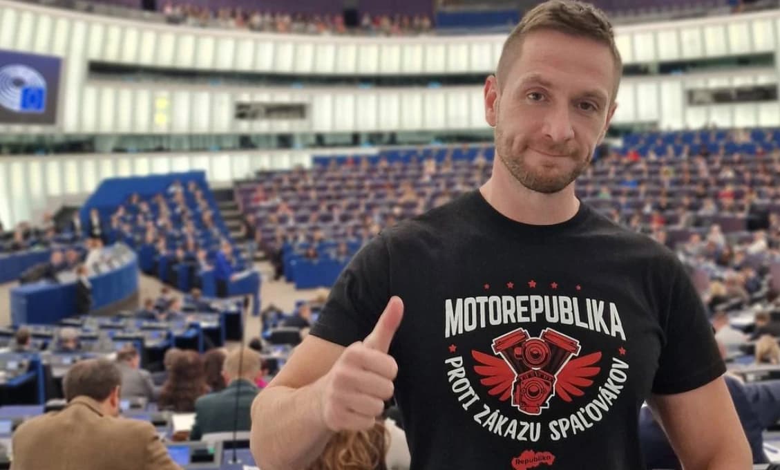 EÚ padá na hubu! Volkswagen bude vyrábať zelené zbrane, avizuje Uhrík z Bruselu (VIDEO)